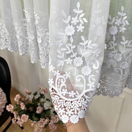 Przejdź do produktu Firana haftowana na taśmie z aplikacją gipiurową w kwiaty 400x145 cm H20