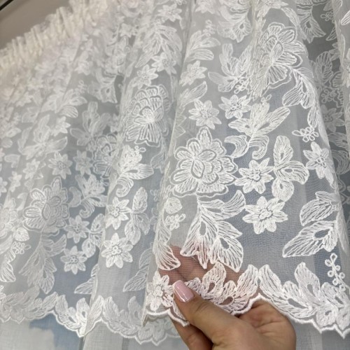 Przejdź do produktu Firanka na taśmie biała w łuku z kwiatowym haftem 400x150 cm H10