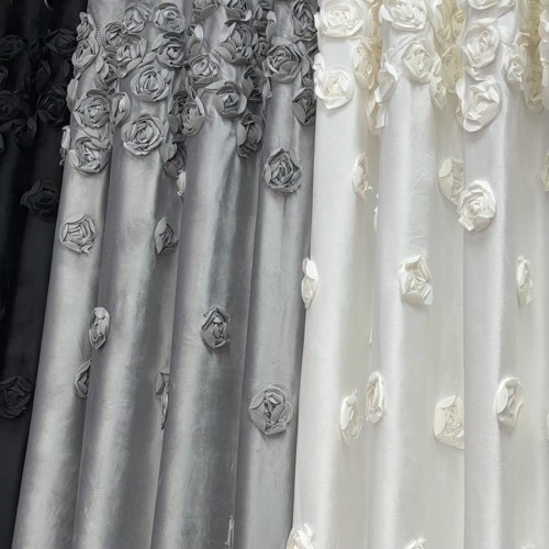 Przejdź do produktu Zasłona welwetowa szara na taśmie z naszytymi różami 140x270 cm AR22