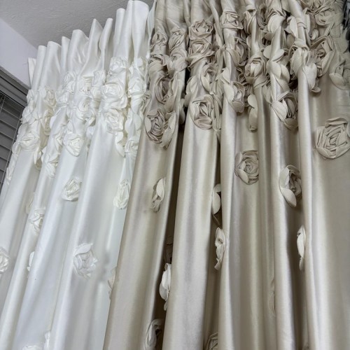 Przejdź do produktu Zasłona welwetowa biała na taśmie z naszytymi różami 140x270 cm AR22