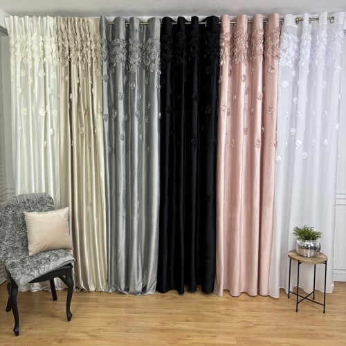 Przejdź do produktu Zasłona welwetowa różowa na taśmie z naszytymi różami 140x270 cm AR22