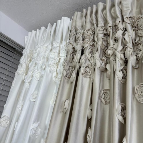 Przejdź do produktu Zasłona welwetowa beżowa na taśmie z naszytymi różami 140x270 cm AR22