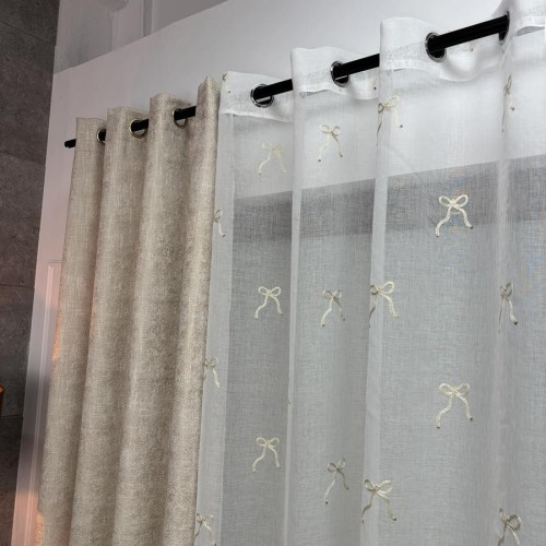 Przejdź do produktu Firanka na przelotkach z haftowanymi złotymi kokardkami 140x250 cm 002/W19