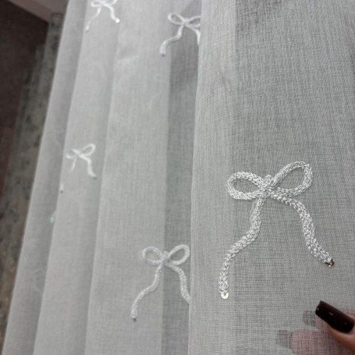 Przejdź do produktu Firanka na przelotkach z haftowanymi srebrnymi kokardkami 140x250 cm 001/W19