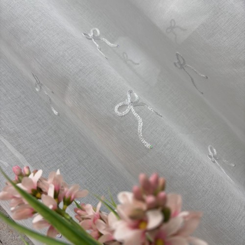 Przejdź do produktu Firanka na taśmie z haftowanymi srebrnymi kokardkami 140x250 cm 001/W19