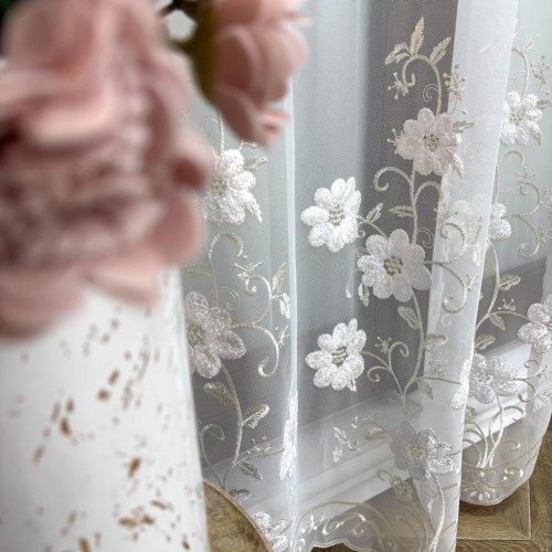 Przejdź do produktu Firanka haftowana na przelotkach z kwiatowym wzorem 140x250 cm M110