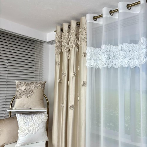 Przejdź do produktu Firana gotowa na przelotkach biała z pasem naszytych róż 140x250 cm AR25