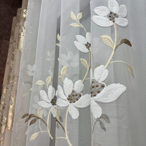 Przejdź do produktu Firana gotowa na przelotkach z biało-kawowym haftem kwiatowym 350x250 cm M113