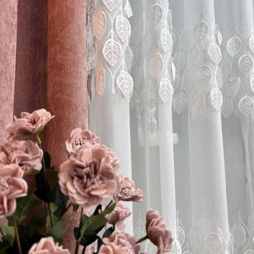 Przejdź do produktu Firana na przelotkach kremowa z ażurowym wzorem w liście 140x250 cm M111