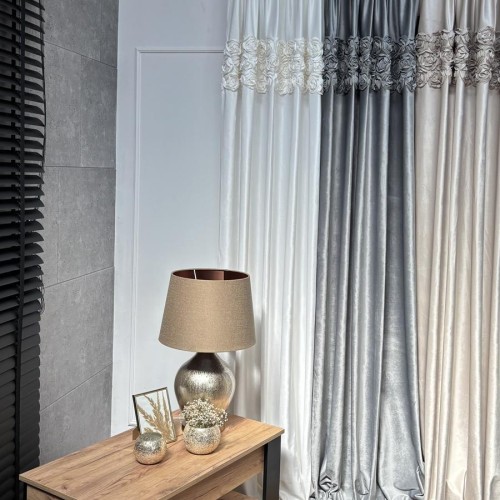 Przejdź do produktu Zasłona welwetowa biała na przelotkach z pasem róż 140x250 cm AR19