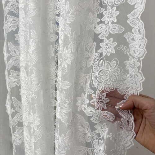 Przejdź do produktu Firanka na taśmie biała z kwiatowym haftem po całości 140x270 cm AR34