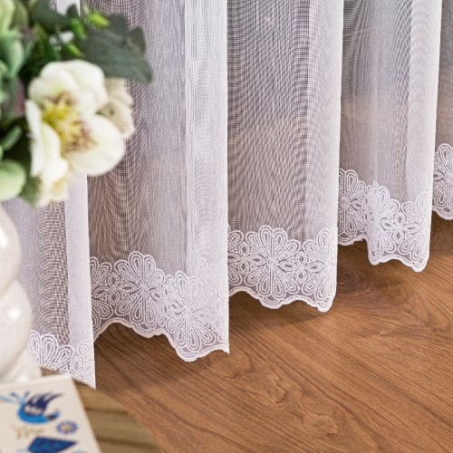 Przejdź do produktu Firanka haftowana ze wzorem na samym dole wysokość 300 cm 122087 