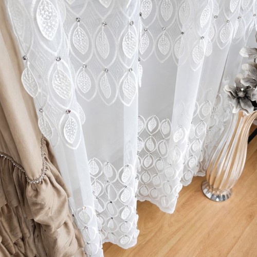 Przejdź do produktu Firana na taśmie z pasami ażurowych liści i cyrkoniami 140x250 cm AR33