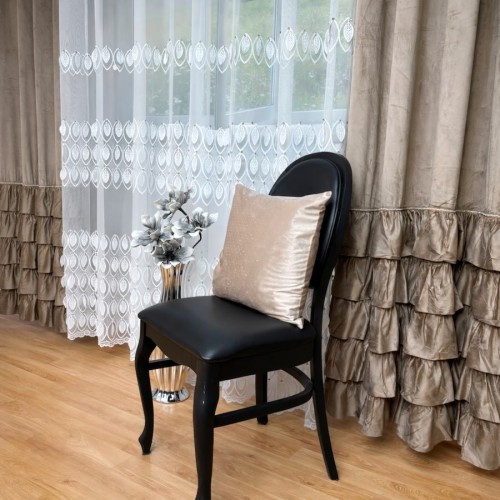 Przejdź do produktu Firana na taśmie z pasami ażurowych liści i cyrkoniami 400x230 cm AR33