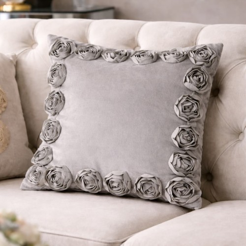 Przejdź do produktu Poszewka welwetowa szara z brzegami obszytymi pasem róż 45x45 cm AR35