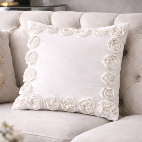 Przejdź do produktu Poszewka welwetowa kremowa z brzegami obszytymi pasem róż 45x45 cm AR35