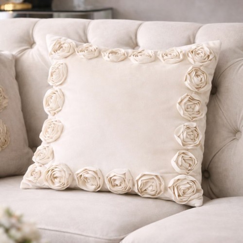 Przejdź do produktu Poszewka welwetowa beżowa z brzegami obszytymi pasem róż 45x45 cm AR35