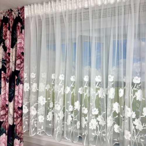 Przejdź do produktu Firanka gotowa na taśmie biała z kwiatowym haftem 400x145 cm H23