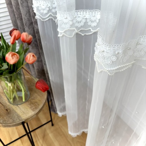 Przejdź do produktu Firana plisowana na taśmie z pasami gipiury i koralikami 140x250 cm AR32