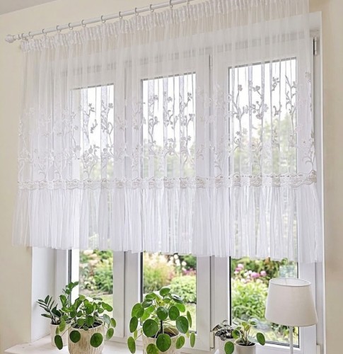Przejdź do produktu Firana gotowa haftowana na taśmie biała z perełkami i plisowaniem 400x160 cm H26