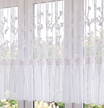 firanka-gotowa-na-tasmie