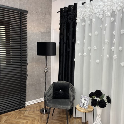 Przejdź do produktu Firana gotowa na przelotkach biała z naszytymi różami 3D szyfon 140x270 cm AR24