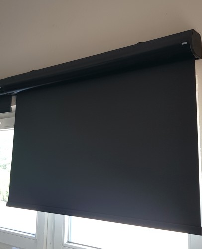 Przejdź do produktu RM 40 Roleta wolnowisząca z napędem przewodowym w rozm. 230x180 cm kol. Z075 Czarny