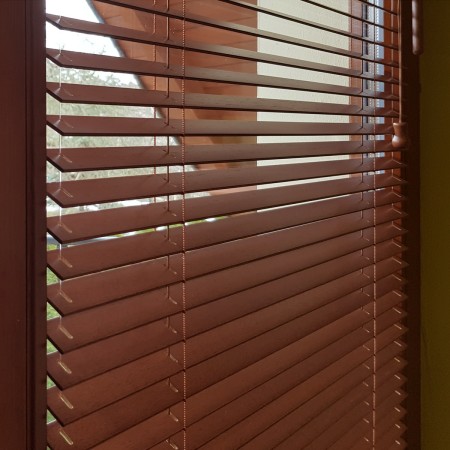 Lamele, detal. Żaluzja drewniana.