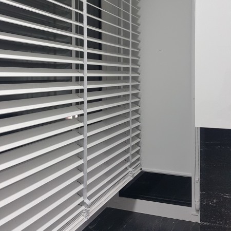 Żaluzja drewniana w kolorze białym.