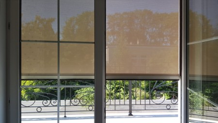 Rolety screen zaciemniające w kolorze kremowym.