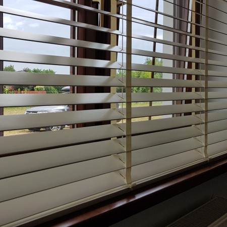 Żaluzje drewniane do salonu.