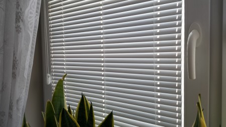 Zaciemniająca żaluzja wewnętrzna 25mm w kolorze białym.