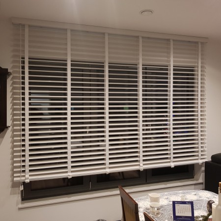 Żaluzja biała do salonu.
