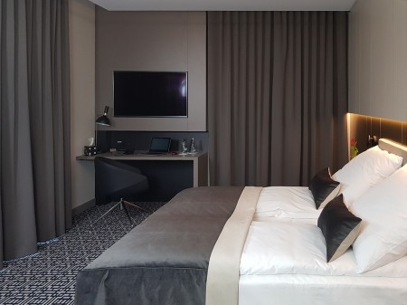 MAG 335 Zasłona hotelowa zaciemniająca na fali w rozm. 140x250 cm