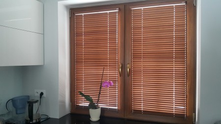 Żaluzja drewniana 25mm do kuchni na wymiar.