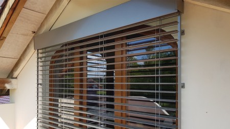 Żaluzje w kolorze antracyt z napędem Elero