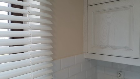 Żaluzje wewnętrzne drewniane 50 mm do kuchni.
