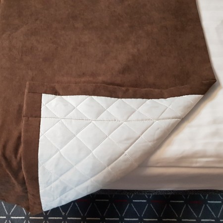 Bieżnik brązowy na łóżko, detal podszewka.