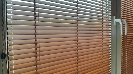 Żaluzja drewniana 25mm z systemem Monocommando.