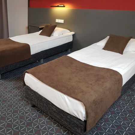 Bieżnik na łóżko hotelowe.