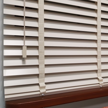 Żaluzja drewniana 50 mm w rozm. 200x200 cm.