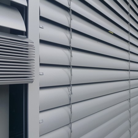 Żaluzje fasadowe C80 w prowadnicach z napędem elektr..jpg