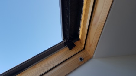 Markiza Velux zaciemniająca.jpg