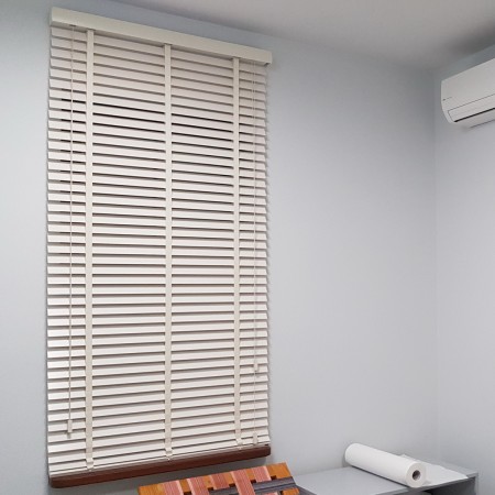 Żaluzja drewniana z drabinką taśmową, biała 50 mm