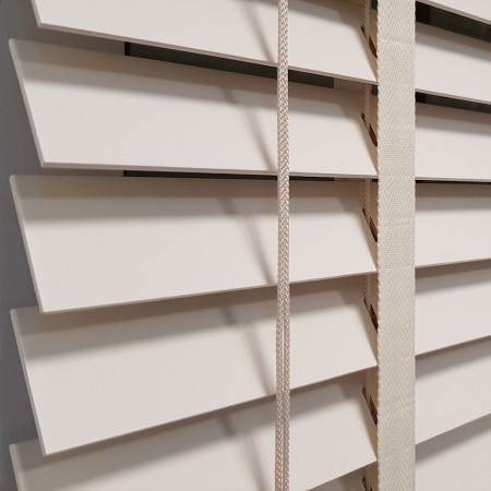 Żaluzja drewniana z drabinką taśmową, biała 50 mm