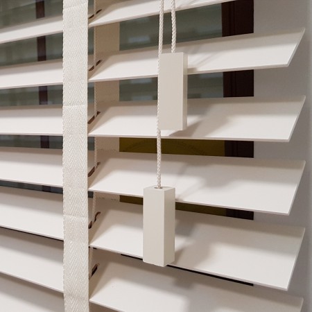 Żaluzja drewniana z drabinką taśmową, biała 50 mm