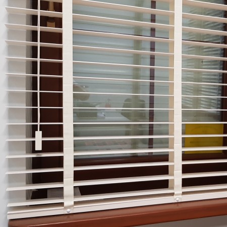 Żaluzja drewniana z drabinką taśmową, biała 50 mm