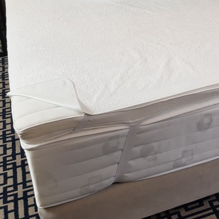 Ochraniacz na materac hotelowy - oddychający z gumkami.