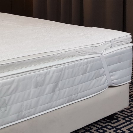 Ochraniacz na materac hotelowy - oddychający z gumkami.