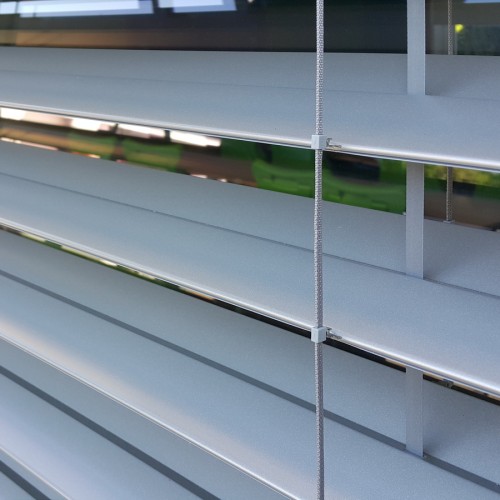 Przejdź do produktu Żaluzja fasadowa Z90 Elero pod zabudowę w elewacji. Na wymiar